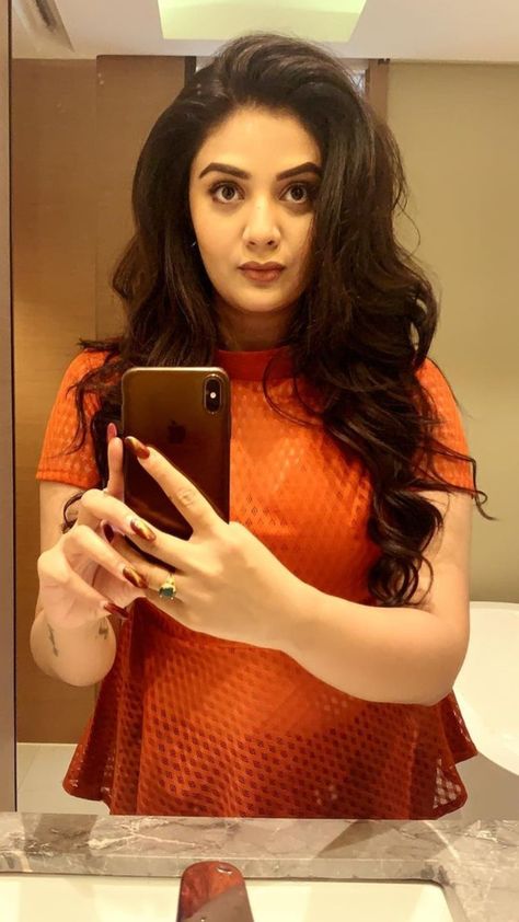 Sree Mukhi, Beauty Queen, Indian Actress Hot Pics, Hot Pics, Beauty Queens, One Shoulder Blouse, One Shoulder, Saree, Actresses