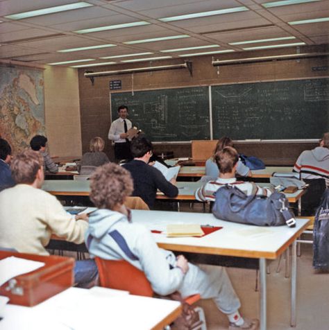 1980's college class. School Cliques Aesthetic, 50s School Aesthetic, 1980s High School Aesthetic, High School In The 70s, 1980s School Aesthetic, 1990s College Aesthetic, College 90s Aesthetic, School In 90s, 1980s College Students