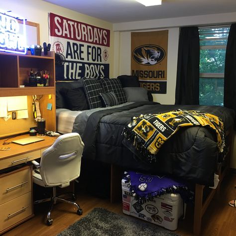 Single Double Dorm Room Ideas, Single Dorm Room Ideas For Guys, Single Room Decoration Ideas For Men, Guys Door Room Ideas, Dorm Decorations For Guys, Single Room Ideas Men, Uni Room Ideas Uk Men, Cool Room Ideas For Guys Bedrooms, Single Room Design For Men