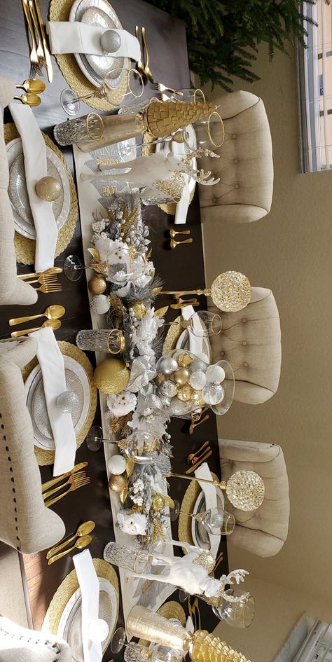 Beige And Gold Christmas Decor, Silver And Gold Event Decor, Christmas White And Gold Decorations, Glam Christmas Tablescape, Modern Christmas Tablescape, Christmas Dining Table Decorations, Gold Christmas Table, Dining Table Decorations, White And Gold Christmas