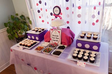 Decorate your own Cupcake Station, 10 Ways to Entertain Kids at Birthday Parties via Pretty My Party Polka Dot Birthday Party, Cupcake Decorating Party, Cupcake Table, Cupcake Birthday Party, Polka Dot Birthday, Budget Party, Diy Cupcakes, Easy Party Food, Party Projects