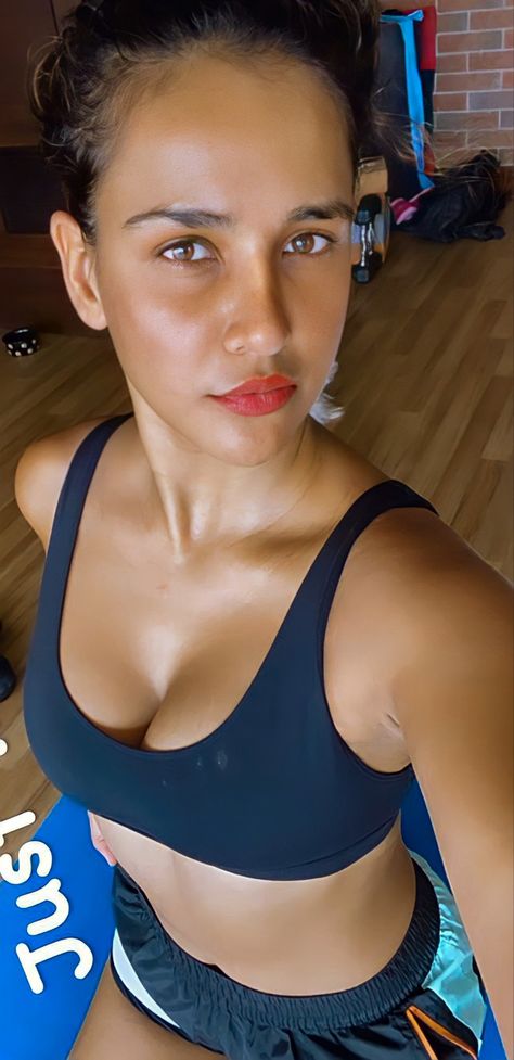 Aisha Sharma Gym, Aisha Sharma, Neha Sharma, Desi Models, Hot Images, Bollywood Girls, Beautiful Smile Women, Sweet Girls, Easy Drawings