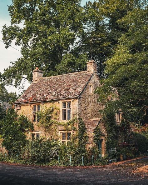 Country Side Homes Cottages, English Seaside Cottage, British Countryside House, British Farmhouse, Old Farmhouse Aesthetic, Cozy Journal, Countryside Homes, English Countryside Home, British Cottage