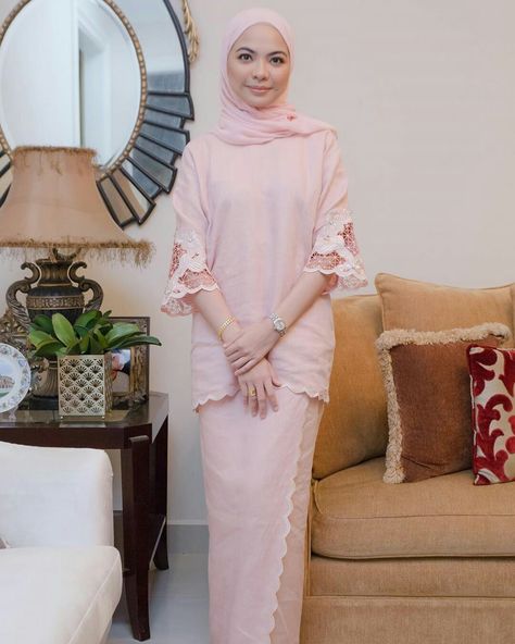 Kurung Moden Songket, Baju Kurung Convo, Baju Kurung Tunang Simple, Baju Kurung Simple Modern, Kurung Moden Design Lace, Lace Baju Kurung Modern Design, Lace Kurung Modern, Bridesmaid Baju Kurung Ideas, Baju Kurung Fesyen