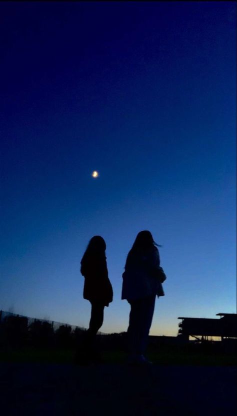 2best Friends Pictures, Moon Friend, Friends Silhouette, Star Watching, Hunter Of Artemis, Friend Aesthetic, Love Silhouette, Friends Hugging, Cool Silhouettes