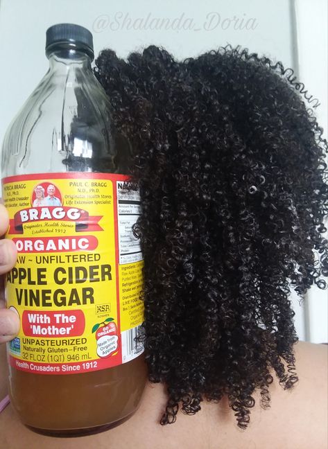 Apple cider vinegar is awesome when it comes to clarifying your hair! Vinegar For Dandruff, Apple Cider Vinegar Scalp, Apple Cider Vinegar Rinse, Vinegar Rinse, Unfiltered Apple Cider Vinegar, Hair Dandruff, Wash Day, Itchy Scalp, Dandruff