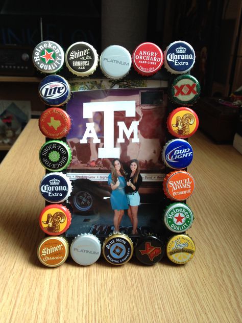 DIY beer cap picture frame! Beer Cap Decor, Beer Cap Projects, Beer Bottle Cap Crafts, Diy Bottle Cap Crafts, Beer Cap Art, Bottle Cap Table, Diy Beer, Flower Picture Frames, Diy Projects Gifts