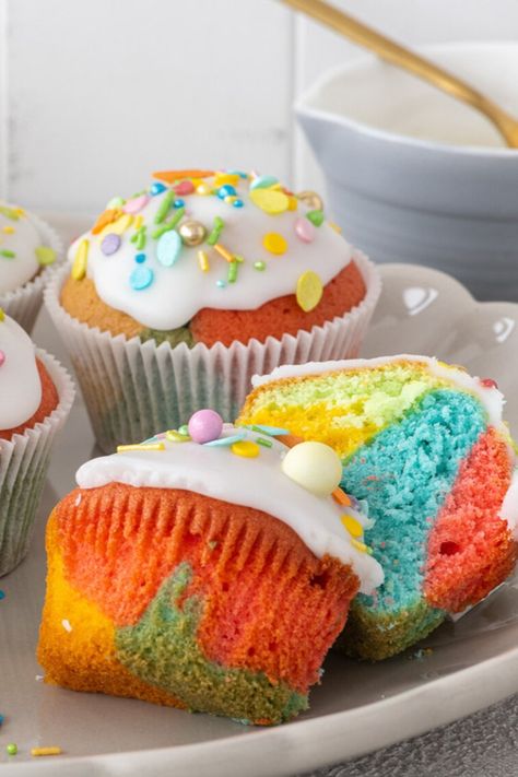 Diese bunten Cupcakes lieben nicht nur Kinder: Papageien-Muffins kommen bei der ganzen Familie super an. #einfachbacken #papageienmuffins #buntemuffins #muffins #regenbogenfarben #zuckerguss #kinderessen #partyrezepte Muffins Kindergarten, Favorite Cookbooks, Vegan Cake, Cupcake Muffins, Party Snacks, Cake Cookies, Kids Birthday Party, Kids Meals, Frosting