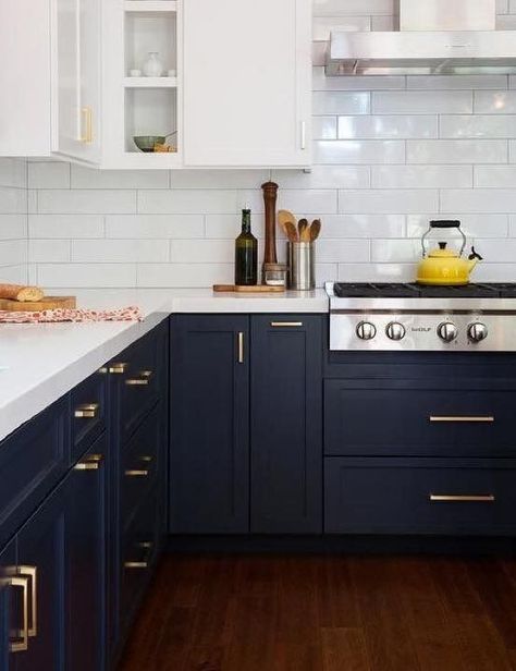 Midnight blue kitchen cabinets for 2018 #2018colourtrends #darkblue White Upper Cabinets, Two Tone Kitchen Cabinets, Interior Dapur, Kitchen Decor Inspiration, Blue Kitchen Cabinets, Kabinet Dapur, Herringbone Backsplash, White Kitchen Decor, Farmhouse Kitchen Cabinets