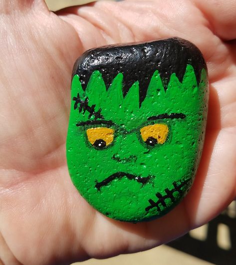 Frankenstein Halloween painted stones Painting Ideas Skull, Painting Halloween Ideas, Rock Painting Halloween, Frankenstein Painting Easy, Halloween Painted Rocks Frankenstein, Monster Rock Painting, Halloween Rock Painting Ideas, Painted Frankenstein Head, Scary Halloween Rock Painting Ideas