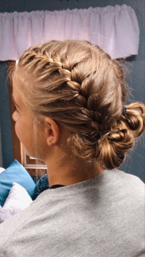 Football Hairstyles, Cute Volleyball Hairstyles, Running Hairstyles, Soccer Hairstyles, Volleyball Hair, Soccer Hair, Hairstyle Girl, Track Hairstyles, Basketball Hairstyles