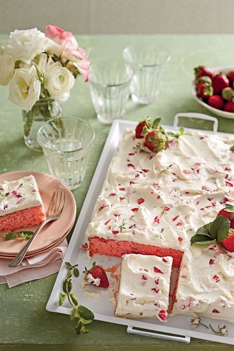 Strawberries-and-Cream Sheet Cake Recipe Vintage Pasta, Orange Chiffon Cake, Southern Living Recipes, Chocolate Mayonnaise Cake, Cream Cheese Pound Cake, Mini Tortillas, Sheet Cake Recipes, Spring Desserts, Rum Cake