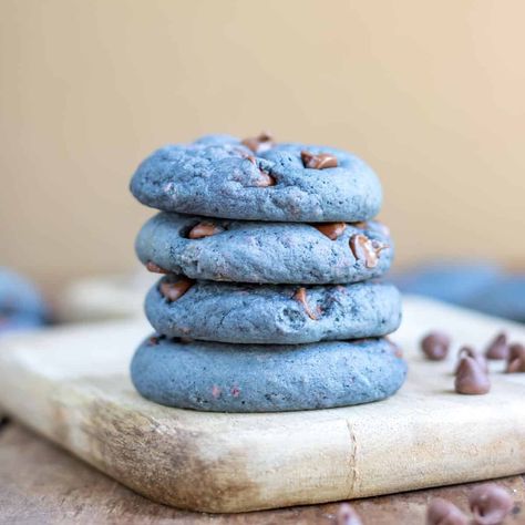 These Blackberry Cookies are naturally blue from puréed blackberries! They have a sweet tangy flavor and are super easy to make. No artificial coloring or flavor. Blue Food Board, Banana Blueberry Bread, Blackberry Cookies, Persimmon Cookies, Chile Habanero, Veggie Desserts, Baby Shower Party Food, Colored Cookies, Berry Cookies