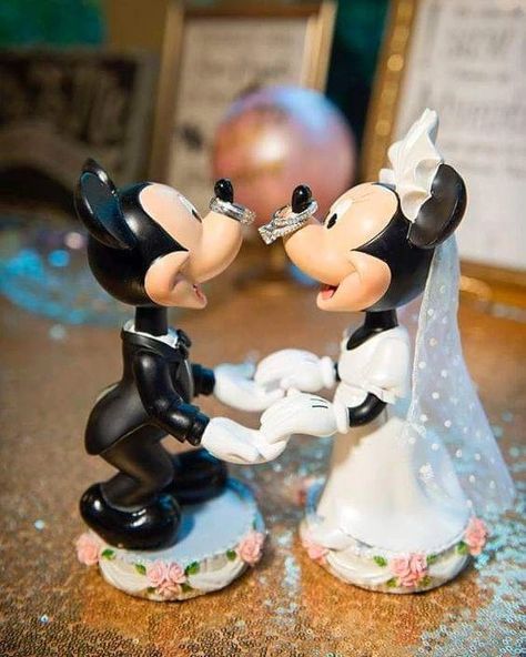 Minnie And Mickey Wedding, Disney Wedding Ideas Subtle, Disney Wedding Ideas Decorations, Wedding Ideas Disney, Disney Guest Book, Cinderella Castle Cake, Rings Disney, Disney Wedding Ideas, Mickey Wedding