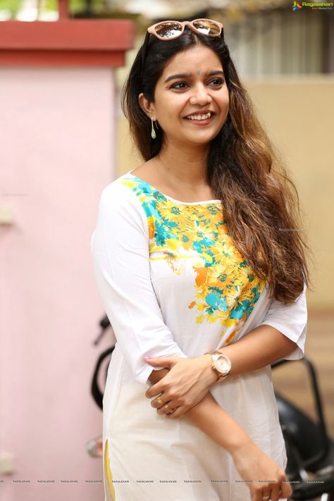 Swathi Reddy, Telugu Movies, Actress Photos, High Definition, Interview, Actresses, Women's Top