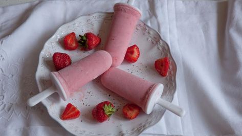 Yoghurt Lollies, Strawberry Ice Lollies, Ice Lolly Recipes, Fruit Yoghurt, Ice Pop Recipes, Vanilla Extract Recipe, Recipes Strawberry, Ice Lollies, Bbc Food