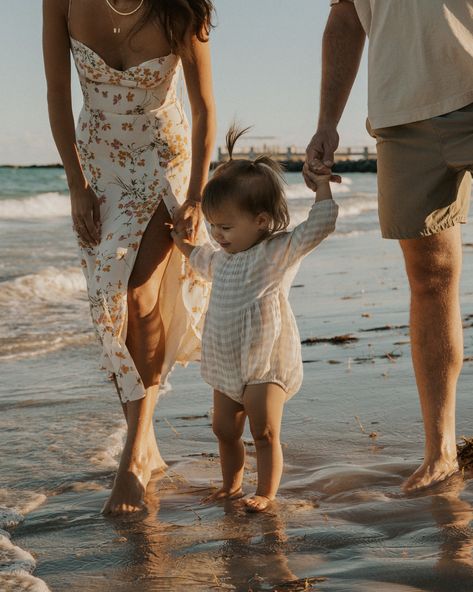 Baby Beach Photos, Beach Photoshoot Family, Sunset Family Photos, Summer Instagram Pictures, Beach Photography Family, Family Beach Portraits, Beach Photo Session, Fall Family Portraits, Toddler Beach