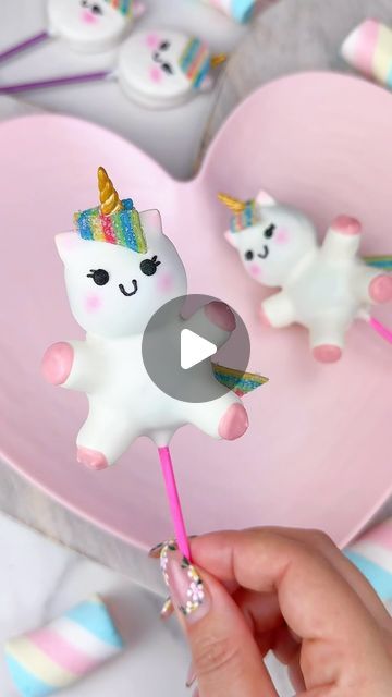 Rainbow Treats For Kids, Cake Pops Unicorn, Mini Unicorn Cake, Candy Cake Pops, Vanilla Loaf, Cakes Unicorn, Unicorn Cake Ideas, Metdaan Cakes, Easy Unicorn Cake