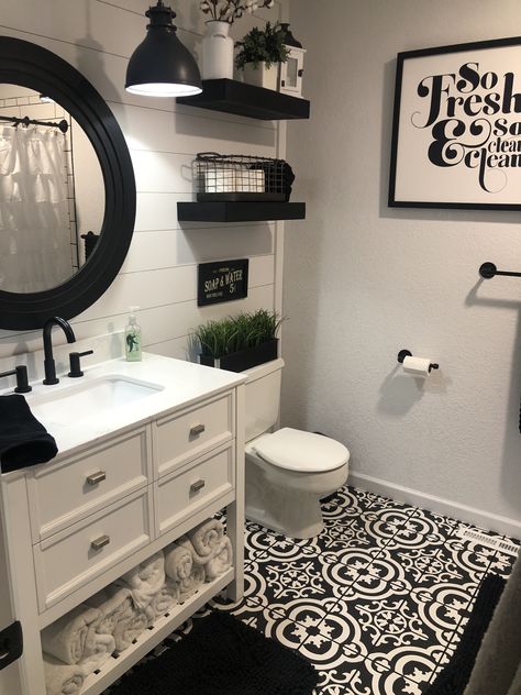 Bathroom Redecorating, Bilik Air, Bathroom Farmhouse Style, Casa Country, Restroom Decor, Stunning Bathrooms, Bathroom Design Decor, Bathroom Remodel Designs, Bathroom Decor Ideas