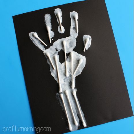 Quick, easy & fun skeleton craft using Q-tips: skeleton hand print craft would work for X is for X-ray for ABC art too. Skeleton For Kids, Halloweenpyssel Barn, Skeleton Craft, Halloween Art Projects, Halloween Infantil, Halloween Crafts For Toddlers, October Crafts, Halloween Arts And Crafts, Manualidades Halloween