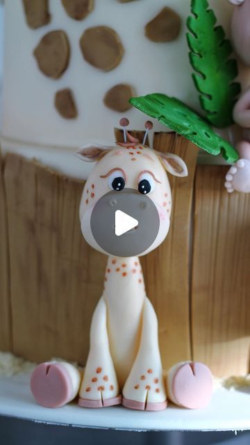 Fondant Giraffe Tutorial, Giraffe Cake Ideas, Fondant Animals Tutorial, Fondant Giraffe, Giraffe Birthday Cakes, Cold Porcelain Tutorial, Giraffe Cake, Fondant Figurines, Giraffe Cakes