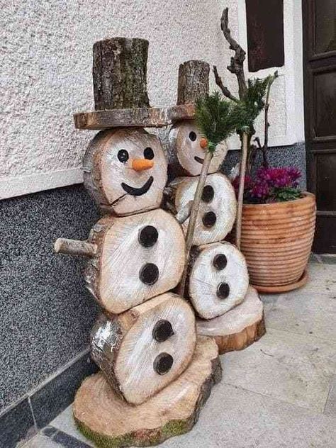 90+ Easy DIY Outdoor Christmas Decorations - HubPages Wood Plank Projects Diy, Snowman Wood Crafts, Christmas Wooden Decor, Easy Outdoor Christmas Decorations, Diy Outdoor Christmas Decorations, Wooden Snowmen, Wooden Christmas Crafts, Pallet Christmas Tree, Handmade Christmas Crafts