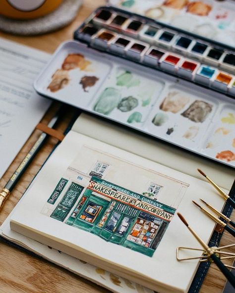 Sharon Tan • 美莲 en Instagram: “On the hub’s trip to Paris one year, he sent me a postcard from Shakespeare and Company. During my own work trip to Paris, I made it a…” Watercolor Travel Illustration, Aquarelle Aesthetic, Watercolor Art Aesthetic, Watercolour Aesthetic, Travel Art Journal, Shakespeare And Company, Travel Sketchbook, Work Trip, Meaningful Drawings