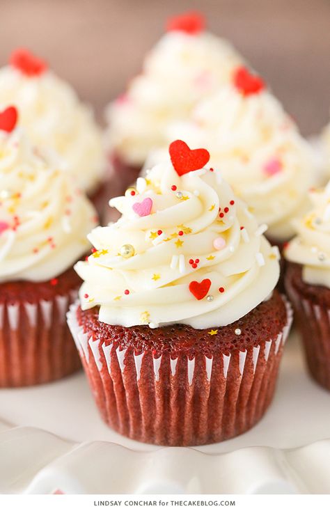 Cupcakes With Cream Cheese Filling, Mini Red Velvet Cupcakes, Red Velvet Cupcakes Recipe, Valentines Baking, Valentine Day Cupcakes, Cupcake Cake Designs, Valentine Desserts, Valentines Cupcakes, Valentines Day Cakes