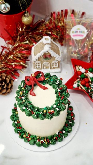 Christmas Cake Buttercream Decoration, Christmas Wreaths Cake, 4 Inch Christmas Cake, Vintage Christmas Cake Decorations, Wreath Cake Decoration, Christmas Wreath Cake Ideas, Wreath Christmas Cake, Wreath Cake Christmas, Christmas Cake Designs Buttercream