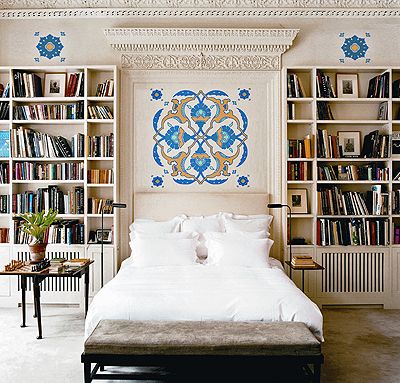 Love the wall art  Lovely built-in shelves flanking the bed! white tan cream blue gold bedroom colors. Bedroom Library, Library Bedroom, Bookshelves In Bedroom, Modern Townhouse, Eclectic Bedroom, Home Libraries, Built In Bookcase, Design Del Prodotto, Home Library