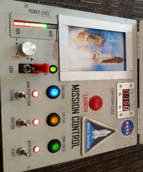 Spaceship Control Panel, Diy Rocket, Rockets For Kids, Control Center, Electronics Projects Diy, Cool Gifts For Kids, Bar Graphs, Space Party, Command Center