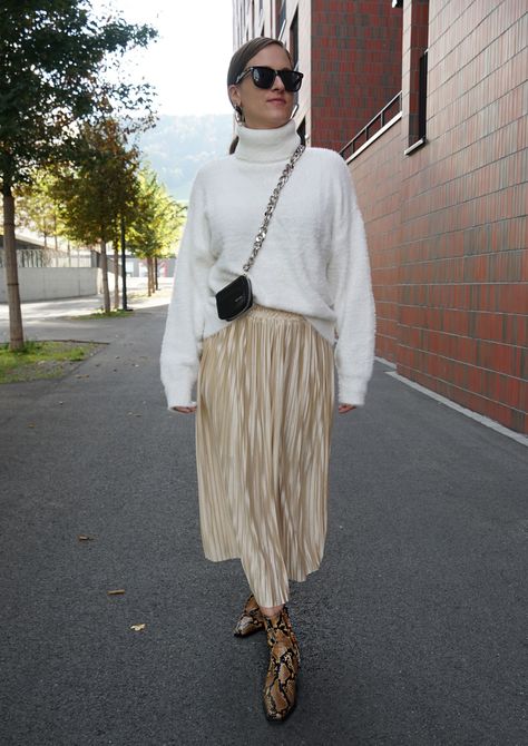 Andrea Steiner fashion blogger from Strawberries n Champagne based in Switzerland is wearing a pleated gold skirt with a white turtleneck and animal printed boots Gold Skirt Outfit, Streetstyle Winter, Gold Pleated Skirt, Rok Outfit, Printed Boots, Pleated Skirt Outfit, White Turtleneck Sweater, Streetwear Fall, Gold Skirt