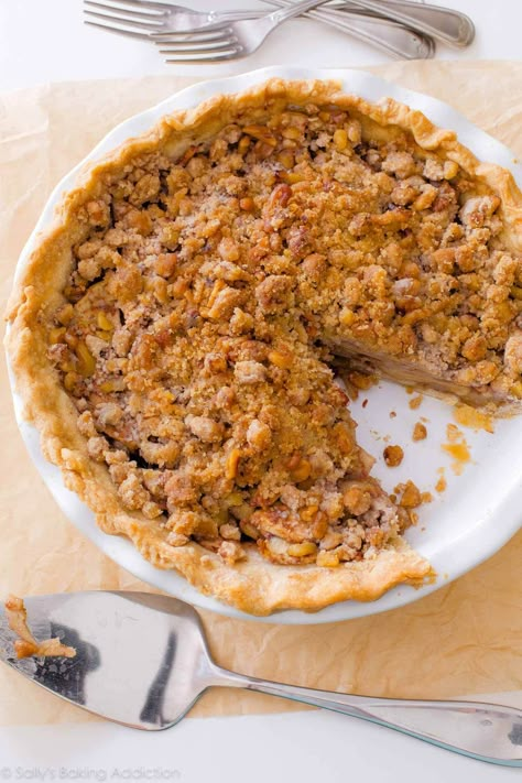 Deep Dish Apple Crumble Pie-- heavy on the crumble topping! Recipe on sallysbakingaddiction.com Apple Crumble Pie Recipe, Apple Crumb Pie, Salted Caramel Apple Pie, Apple Crumble Pie, Apple Crumble Recipe, Crumble Pie, Apple Crumb, Pie Crumble, Crumble Recipe