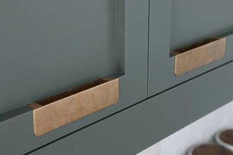 Our new inset handles add a stylish and sleek look to a Shaker kitchen when you don't want to have traditional knobs or bar handles but also don't want to go for the handleless Shaker look. The handles were designed by Higham Furniture and are made in the UK by Armac Martin. This inset handle has a burnished brass finish. #bespokehandle #insethandle #brasshandle #kitchenhardware #shakerkitchen #kitchendetails Handless Kitchen Cabinets, Slim Shaker Cabinet, Shaker Cabinets Kitchen, Painted Shaker Kitchen, Handleless Cabinets, Brass Kitchen Hardware, Slim Shaker, Armac Martin, Japandi Interior Design