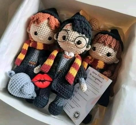 Harry Potter Dolls, Stile Harry Potter, Harry Potter Crochet, Harry Potter Items, Crochet Doll Tutorial, Crochet Disney, Mode Crochet, Harry Potter Tumblr, Harry Potter Drawings