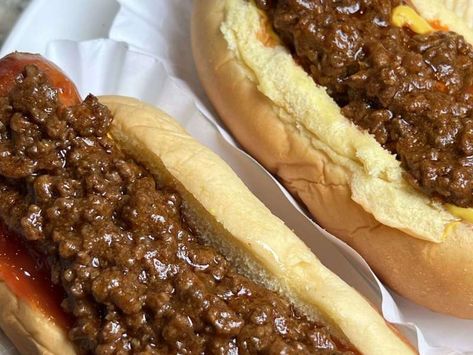 Chili Bowl Recipe, Nfl Food, Sausage Chili Recipe, Hot Dog Sauce Recipe, Sausage Chili, Hot Dog Chili Sauce, Homemade Bbq Sauce Recipe, Hot Dog Sauce, Hot Dog Chili