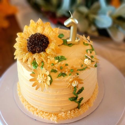 Sunflower First Birthday Cake, Small Sunflower Cake, Sunflower Half Birthday Cake, Sunflower Smash Cake, Simple Sunflower Cake Ideas, Sunflower Cake Birthday Simple, Sunflower 1st Birthday, Bolo Drip Cake, 1st Birthday Smash Cake