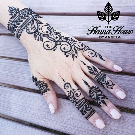 The Henna House by Angela (@hennabyang) on Instagram: “From a recent henna party! Design inspired by @hennabydivya 🌸🍃” Mehendi Patterns, Small Henna Designs, Henne Tattoo, Jagua Henna, Tato Henna, Finger Henna Designs, Henna Tattoo Hand, Henna Tattoo Designs Hand, Henna Art Designs