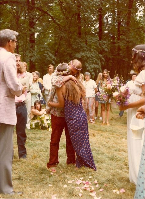 1974 wedding. Click through for hand written notes from the bride. Hippie Couple, Wedding Dresses Hippie, Hippie Lifestyle, Boho Chique, Hippie Aesthetic, Hippie Wedding, Happy Hippie, Hippie Life, Hippie Love