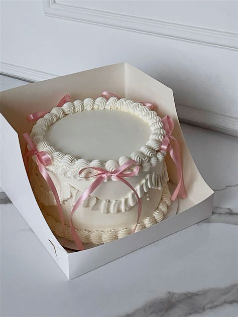 Cute 17 Birthday Cakes, Coquette Cakes Birthday, 18th Birthday Party Ideas Pink And White, 18th Birthday Cake Aesthetic Pink, Simple Vintage Cake Designs, Pink And White Bday Cake, 19th Bday Cake Ideas, Cake With Pink Bow, Cake With Bows On It