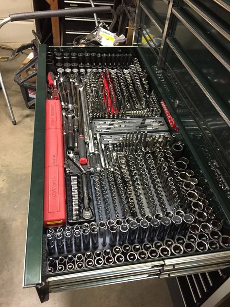 If all those sockets are snap on then dang this guy must have some money. Those… Toolbox Ideas, Snap On Tools, Garage Tool Organization, Mechanic Shop, Tool Room, Tool Cart, Garage Organize, Mechanic Garage, Tool Box Organization