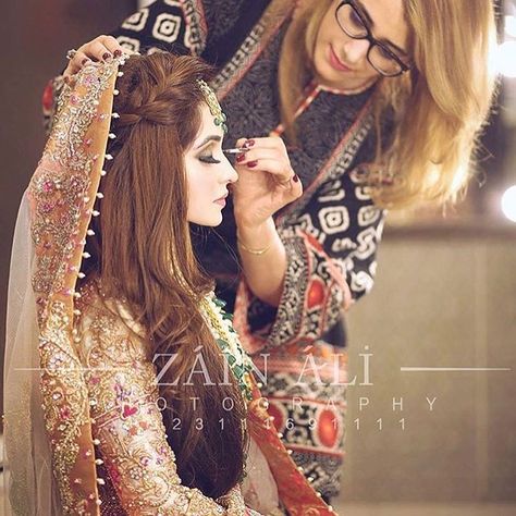 11.3k Likes, 54 Comments - Pakistani Bride (@pakistanibride) on Instagram: “Bridal braids 😍😍😍😍😍 Which is your fav? ✨ Styling: @sadaffarhanofficial Photography: @zastudios…” Bridal Hairstyle With Dupatta, Hairstyle With Dupatta, Indian Bridal Hairstyle, Dupatta Border, Muslim Bridal, Pakistani Bridal Makeup, Bridal Dupatta, Bridal Makeover, Desi Bride