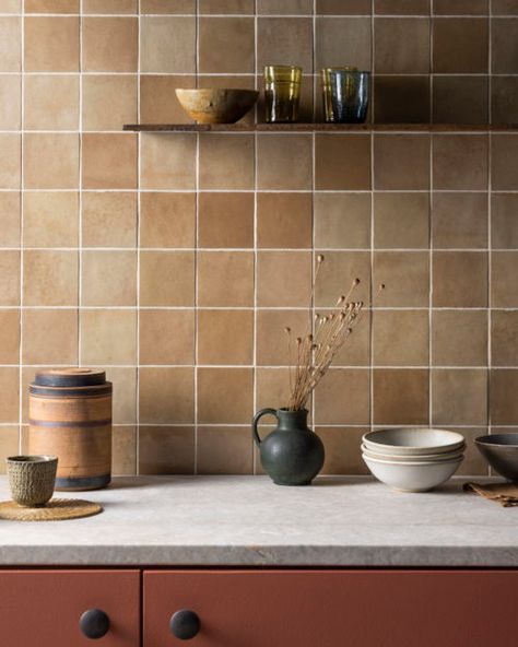 70s Tiles Kitchen, Kitchen Tiles Inspiration, Sand Interior Design, Brown Floor Kitchen, Tile Splashback Kitchen, Colourful Kitchen Ideas, Kitchen Wall Tiles Ideas, Brown Kitchen Tiles, Treehouse Kitchen