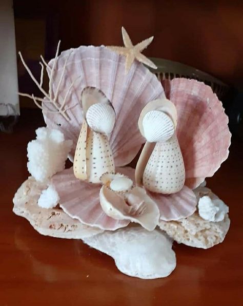 Christmas At The Beach Decorations, Seashell Projects Craft Ideas, Seashell Nativity, Shell Nativity, Nativity Scene Crafts, Oyster Shells Decor, Seashell Art Diy, Beach Crafts Diy, Diy Nativity