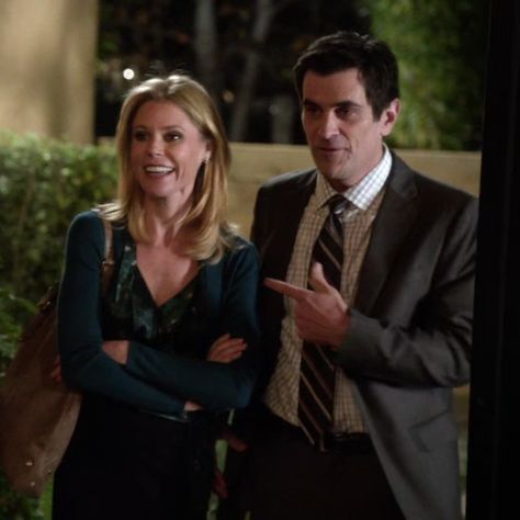 claire phil dunphy julie bowen ty burrel modern family mofy sitcom comedy ship couple goals relationship boyfriend girlfriend husband wife married marriage Claire And Phil, Phil And Claire, Modern Family Phil, Dr Characters, Claire Dunphy, Comfort Films, Phil Dunphy, Julie Bowen, Phil 3