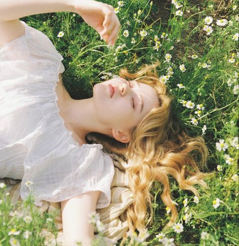 Girl In Flower Field, Light Academia Fashion, Cottage Girl, Princesscore Aesthetic, Girl Film, Chamomile Flower, Light Academia Aesthetic, Cottage Core Dress, Being In Love