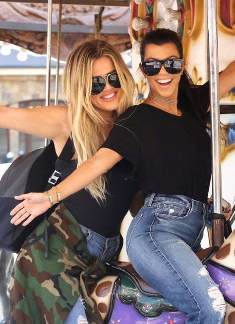 Khloe & Kourtney Kardashian rock smiles and trendy oversized shades while enjoying themselves on a carousel in Encino. Klohe Kardashian, Kim And Khloe Kardashian, Khloe And Kourtney, Estilo Khloe Kardashian, Kourtney And Khloe, Khloe Kardashian Style, Khloe K, Penelope Disick, Kardashian Outfit