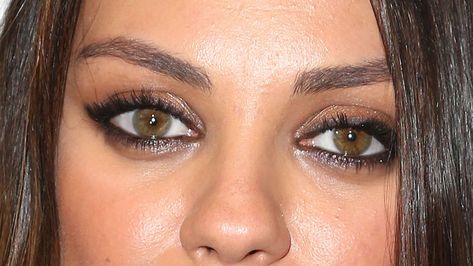 Mila Kunis was out for the premiere of Third Person last night, giving us the opportunity to get a really good look at her epically awesome eyeliner. Let's go to the close-up, shall we? When you really get in there, you can see a few little things that can help you make your eyeliner look just like this. 1) Her liner goes all the way around, slipping inside the inner rims of her eyes on your bottom lids and smudging a bit into the inner corners, so the line isn't crisp enough to create a ... Mila Kunis Eyes, Mila Kunis Makeup, How To Put Eyeliner, Eyeliner Tricks, Taupe Eyeshadow, Sparkly Eyeshadow, Grey Eyeshadow, Eyeliner For Beginners, Perfect Eyeliner