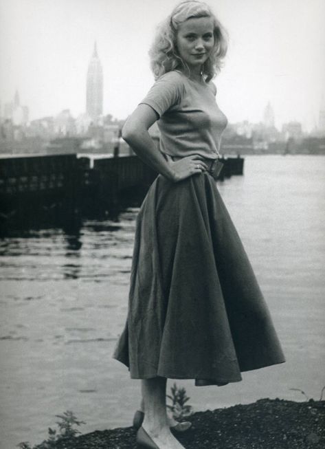 Born in 1924 in Newark, New Jersey, American actress and producer Eva Marie Saint attended Bethlehem Central High School in Delmar, New York... 40s Mode, Eva Marie Saint, Philippe Halsman, Eva Marie, Bohemian Mode, Retro Pin Up, 50 Style, 40s Fashion, Retro Mode