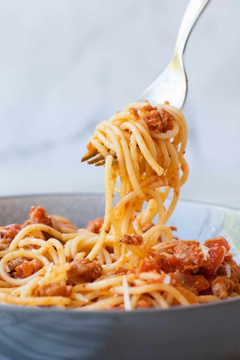 Quick and easy spaghetti recipe with Italian sausage. The tomato-based sauce gets its seasoning from the sweet and spicy sausages. Our favorite way to make spaghetti! Recipe With Italian Sausage, Easy Spaghetti Recipe, Making Spaghetti Sauce, Italian Sausage Spaghetti, Sausage Parmesan, Spaghetti Recipes Easy, Sausage Spaghetti, Italian Sausage Recipes, Easy Spaghetti